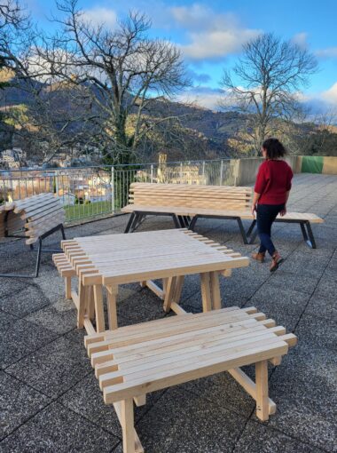 LES PIEDS DANS LE PARC Janvier 2023 : des bancs en châtaignier pour les communes