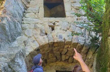 Les Grottes de la Jaubernie : Histoire et archéologie du bâti